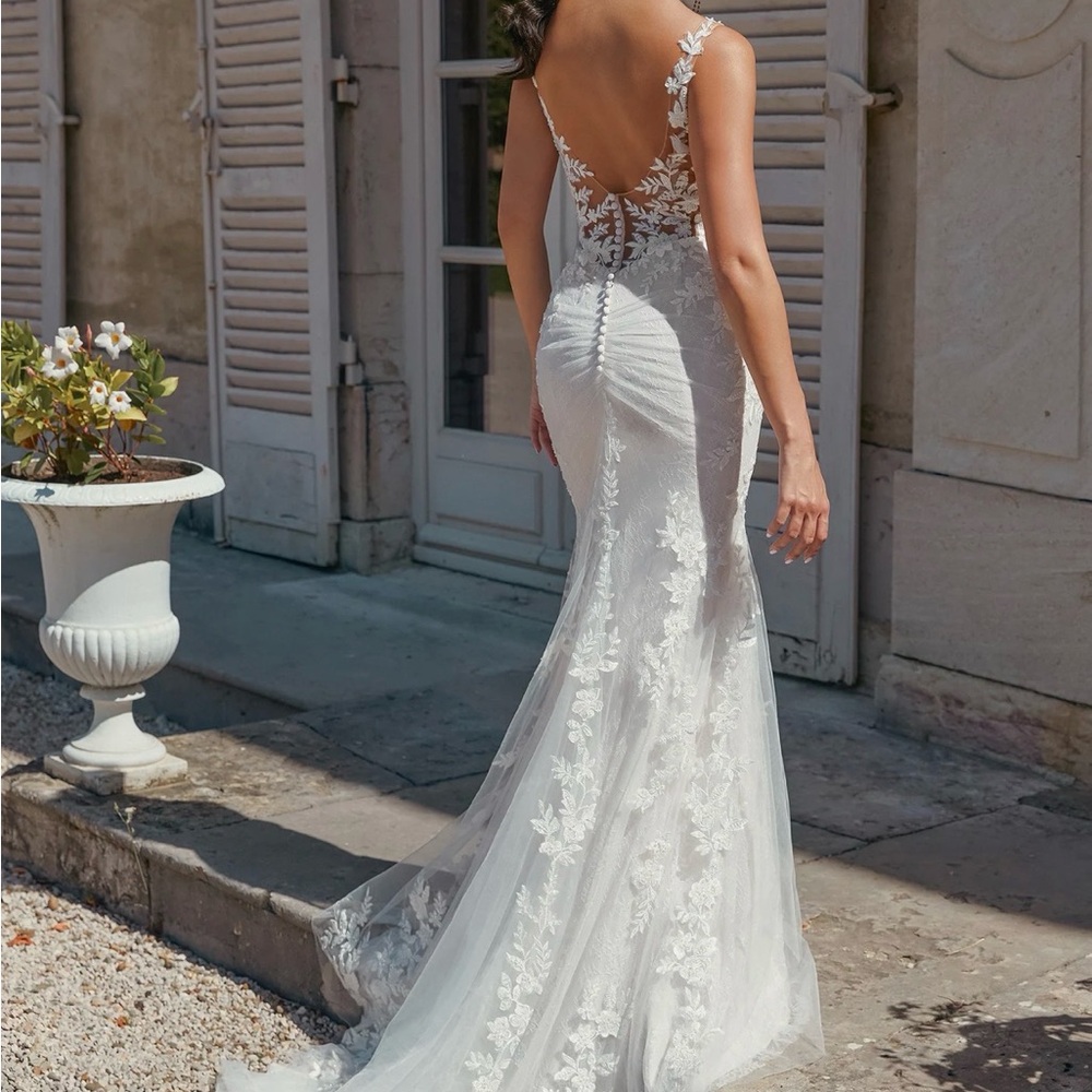 Elegant White Lace Mermaid Wedding Dress with Plunging V-Neck - Picture 2 of 7